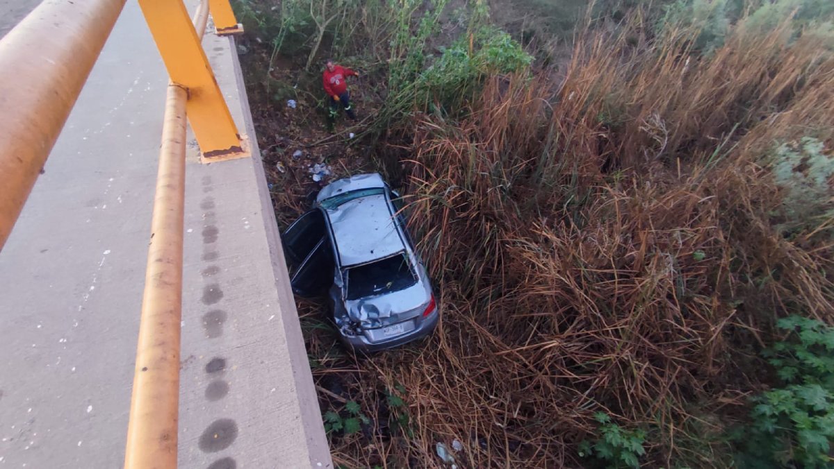 ‘Canalazo’ en el entronque de la carretera México 15 y Libramiento Oriente en Ahome, deja tres personas lesionadas