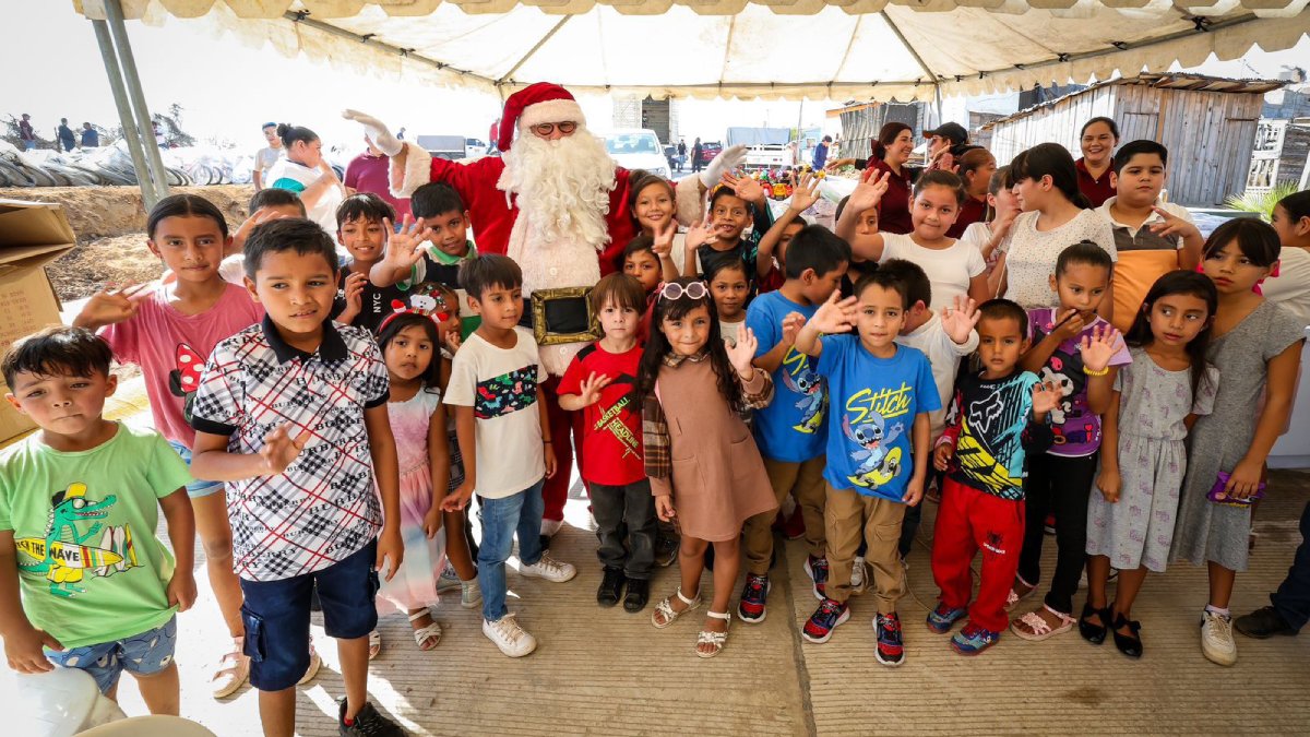 Caravana Navideña de DIF Sinaloa llena de alegría a niños de la colonia CVIVE en Mazatlán