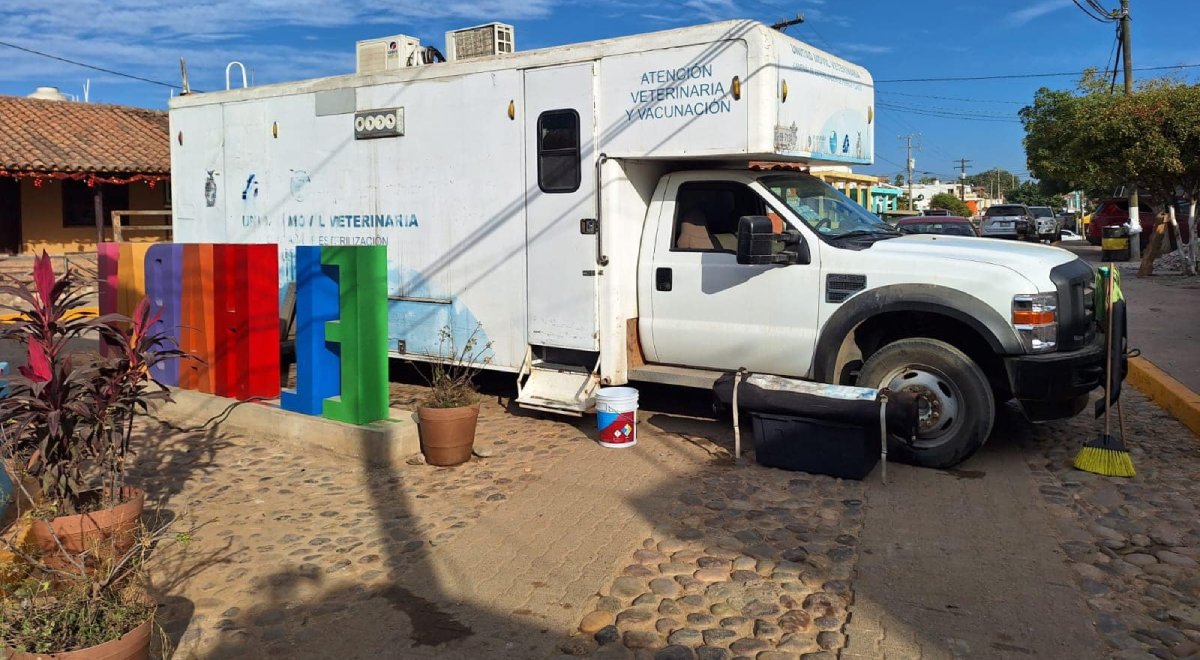 Camioncito esterilizador en su recorrido en la zona rural de Mazatlán; próximas paradas, El Quelite y La Noria