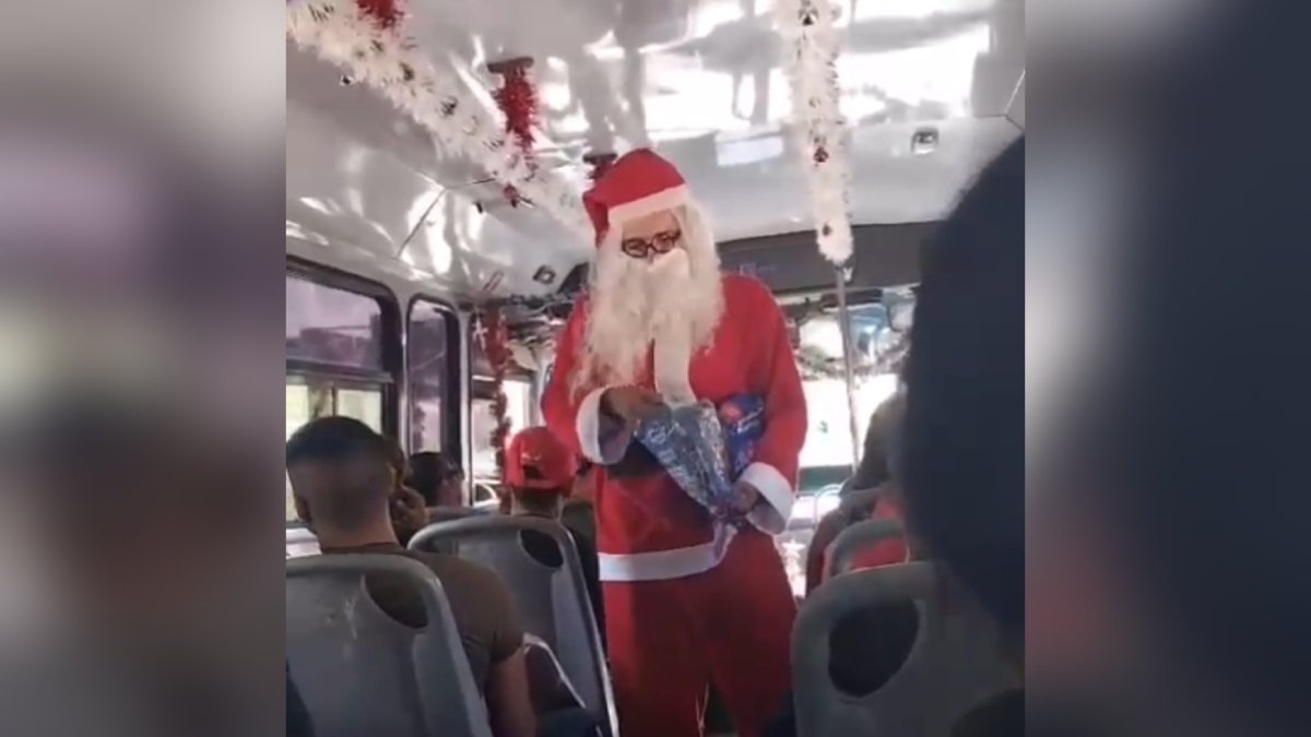 Chofer de camión en Guasave se viste de Santa y le alegra el día a sus pasajeros