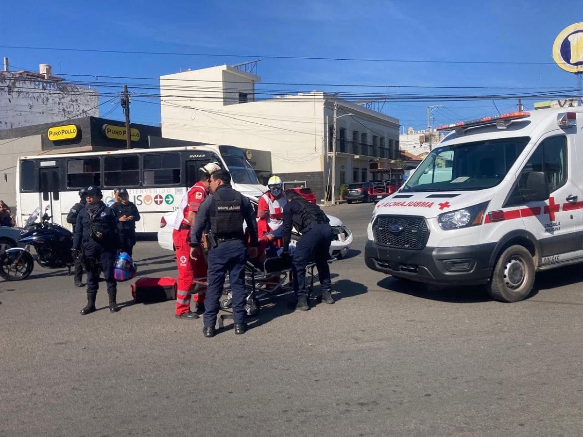 Choque de moto y carro en el centro deja un lesionado en Mazatlán