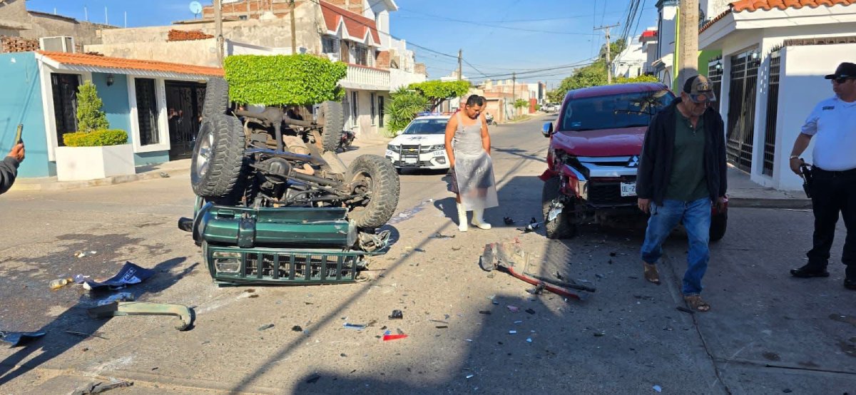 Grand Cherokee queda con las llantas al aire tras choque en el fraccionamiento San Ángel de Mazatlán
