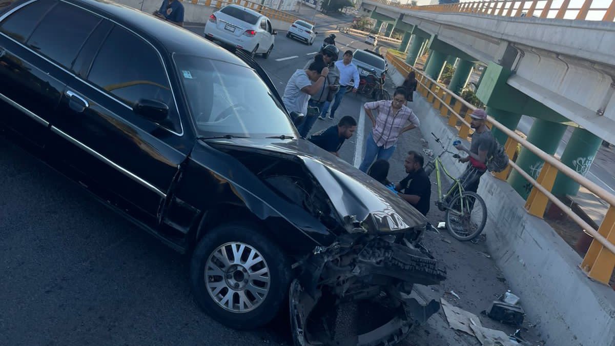 Mujer resulta lesionada en choque contra muro de contención en Mazatlán