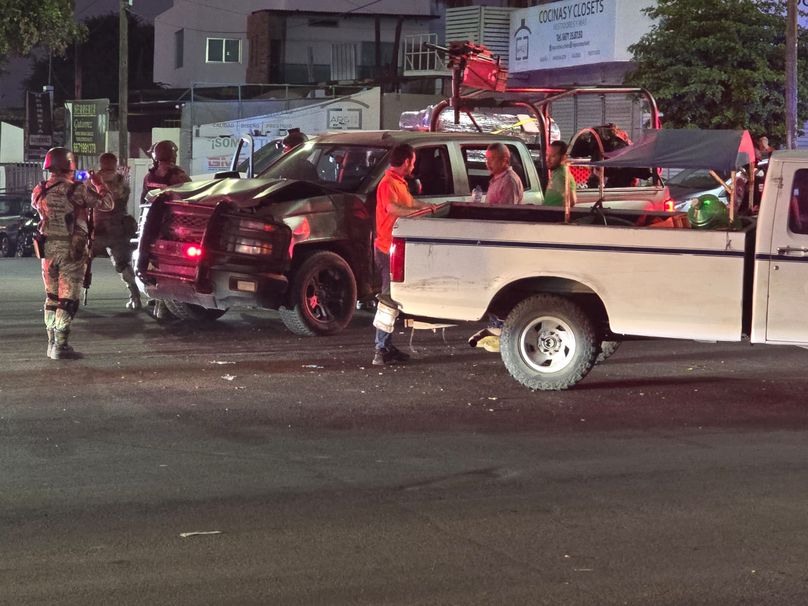 Choque entre patrulla de militares y camioneta particular deja daños materiales en Culiacán