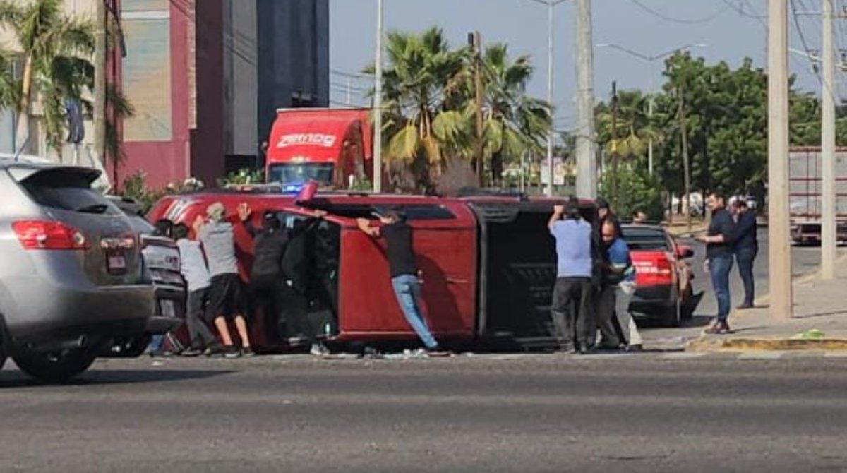 Fuerte choque y volcadura sobre la calzada Aeropuerto de Culiacán