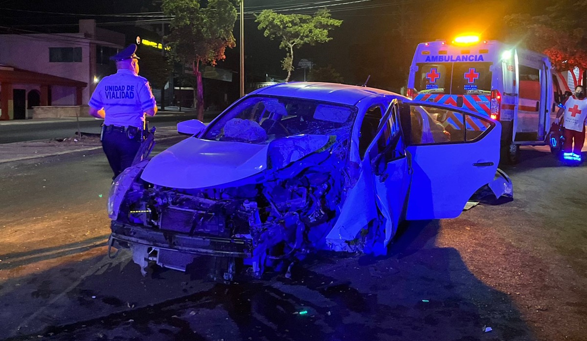 Conductor termina lesionado tras estrellarse contra árbol en la Miguel Hidalgo, en Culiacán