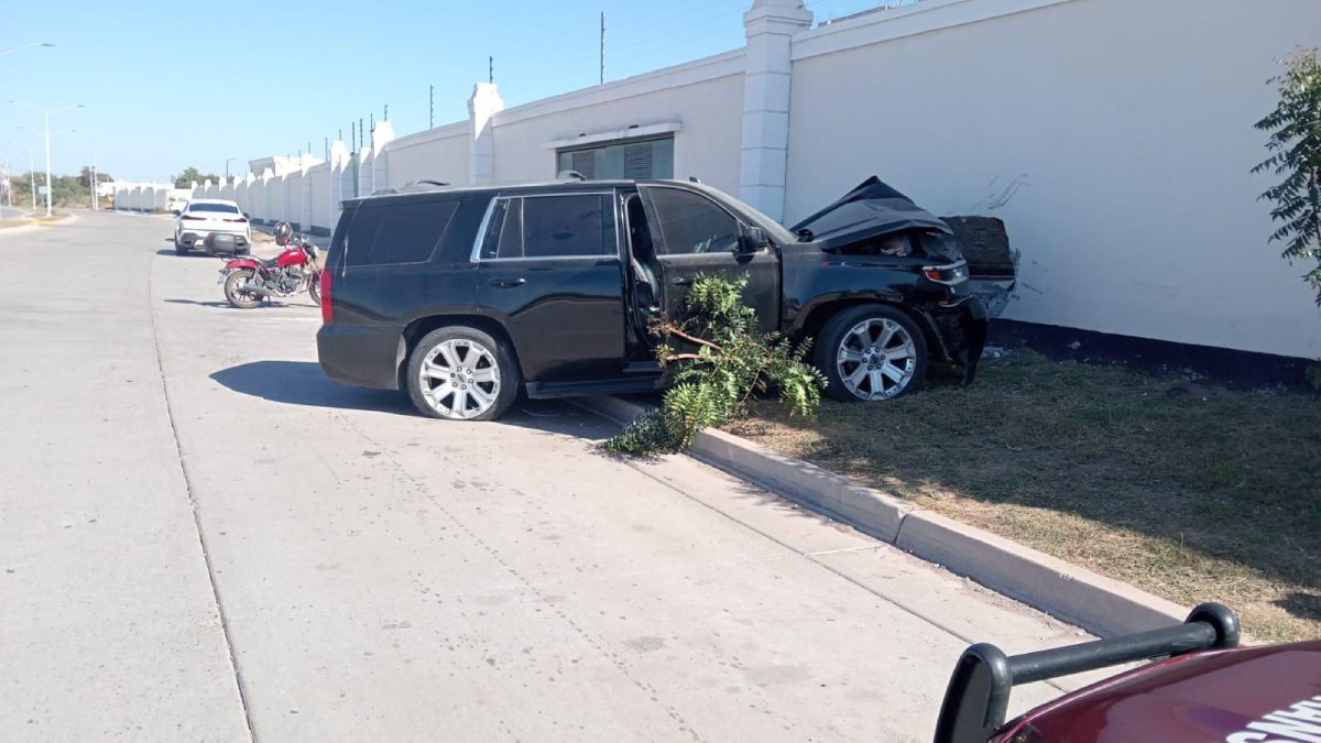 Conductor de una camioneta pierde el control y se impacta contra una barda de un residencial en Los Mochis