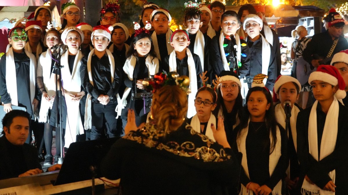 Coro infantil del Instituto de Cultura de Mazatlán encanta a nacionales y extranjeros con canciones navideñas