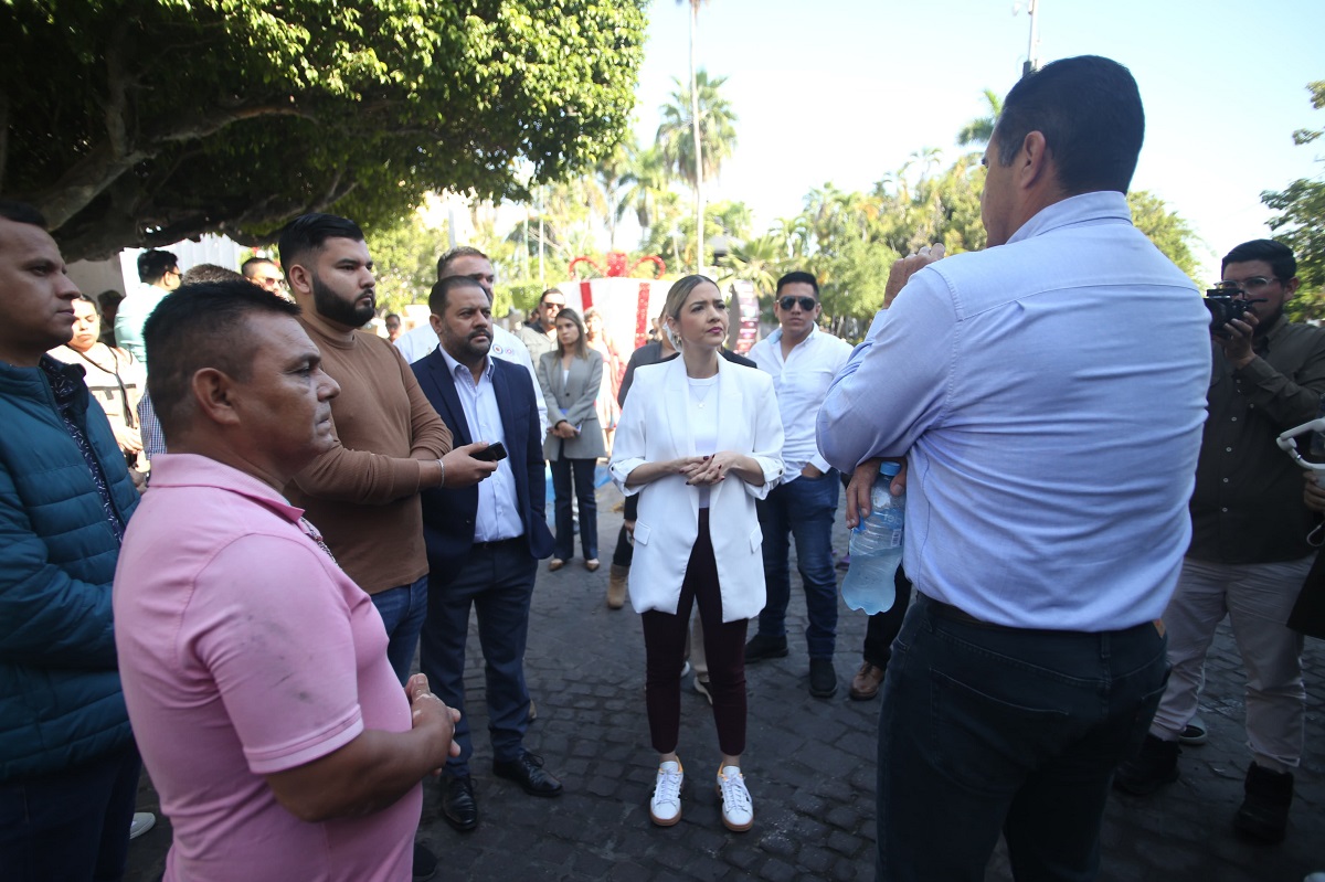 Se manifiestan desplazados en Mazatlán y Estrella Palacios atiende sus demandas