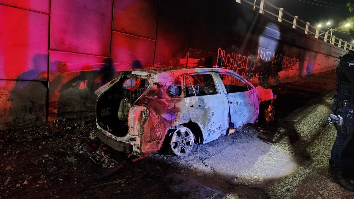 Con armas largas disparan contra vehículo y lo queman en la colonia 22 de Diciembre de Culiacán