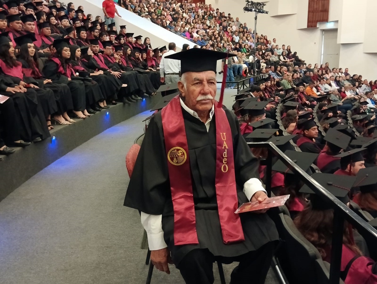 “Nunca es tarde”, a sus 74 años, don Manuel, se gradúa en Derecho, en Guasave