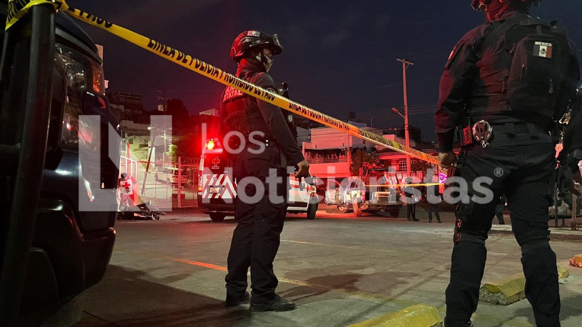 Ejecutan a balazos a motociclista en el estacionamiento de un supermercado al sur de Culiacán