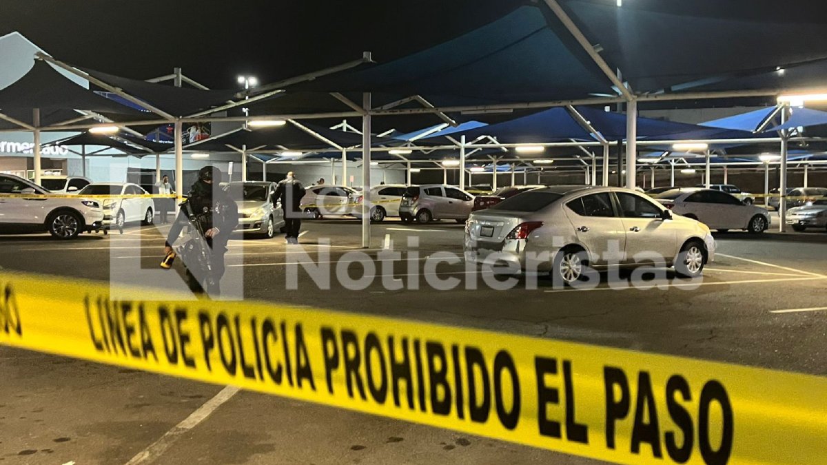 Ejecutan a balazos a hombre en el estacionamiento de un supermercado al sur de Culiacán
