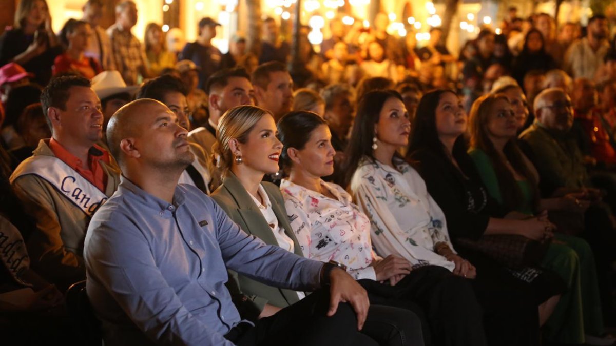 Mazatlán da la bienvenida a la Navidad con el encendido de luces en la Plazuela Machado