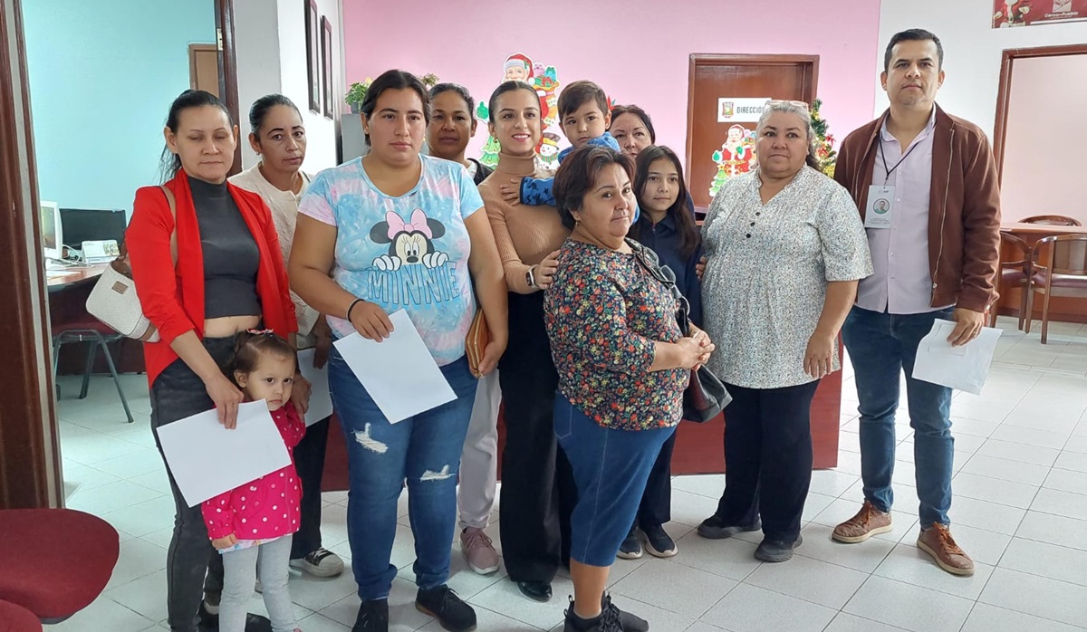 DIF Salvador Alvarado entrega 80 becas municipales; llaman a empresas a sumarse