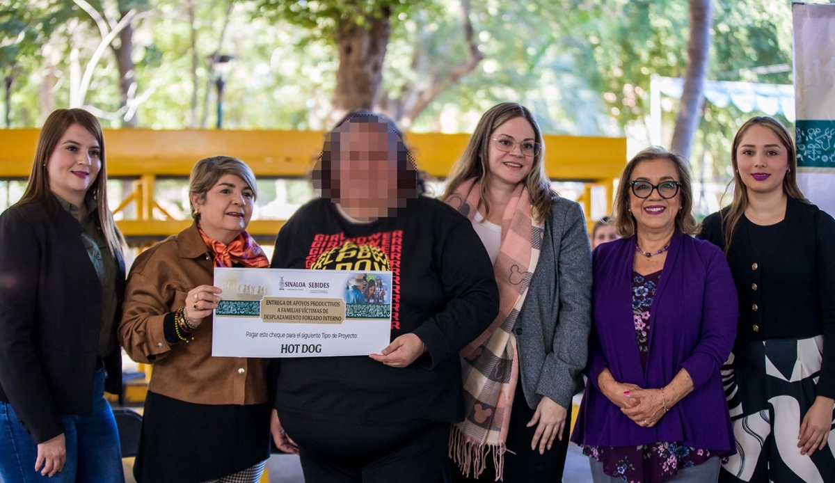 Para su propio emprendimiento, entrega Sebides apoyos a desplazados en Guasave