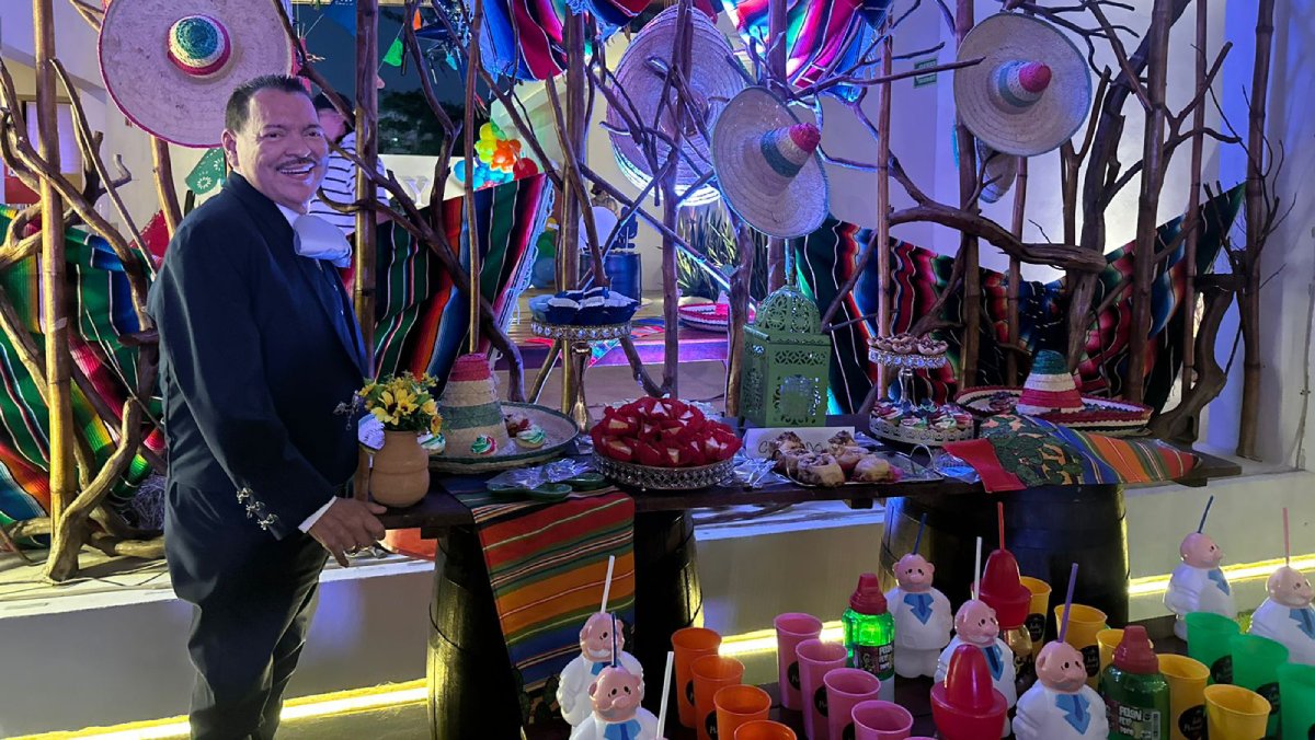 Llega Julio Preciado a 58 diciembres y lo celebra muy mexicano en Mazatlán