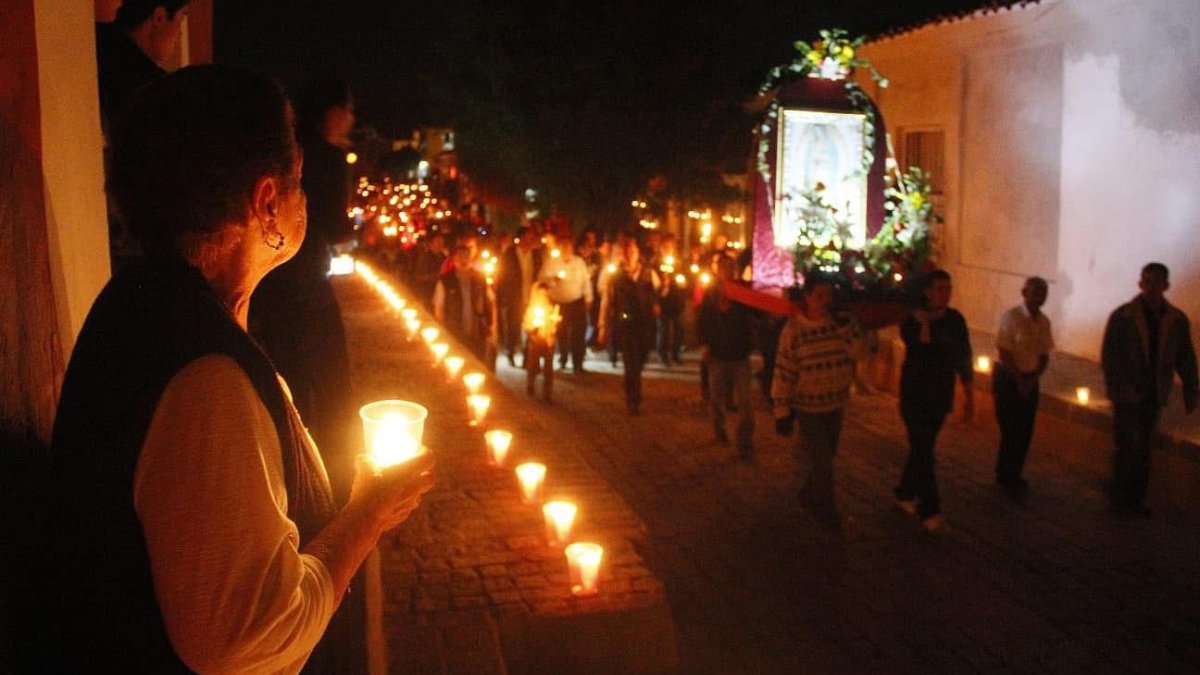Encienden su fe en Cosalá; mantienen viva la tradición de la Fiesta de las Velas previo al Día de la Guadalupana