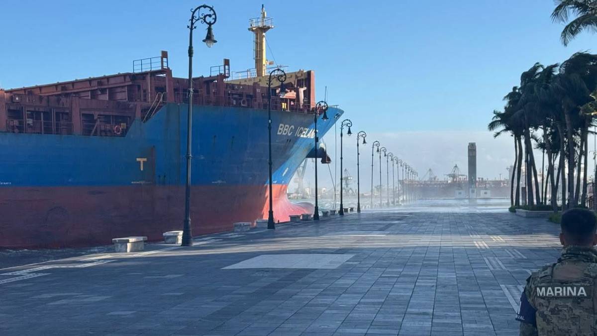 Fuerte Norte desata el caos: Buque choca contra el malecón de Veracruz