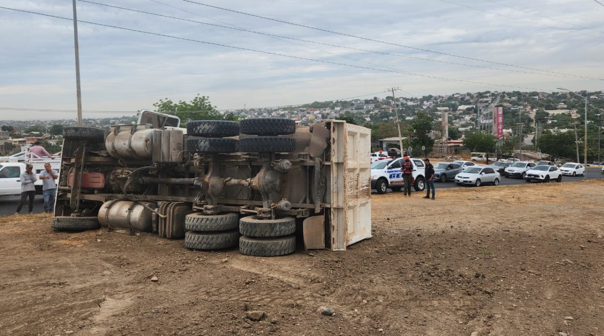 Góndola vuelca sobre la avenida Álvaro Obregón al sur de Culiacán
