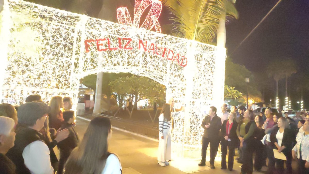 Ilumina el espíritu navideño a la ciudad de Los Mochis; alcalde enciende adornos e invita a disfrutarlos