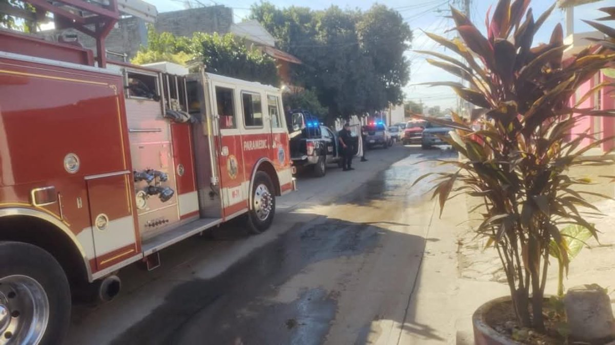 Incendio en vivienda deja a dos adultos mayores intoxicados en Mazatlán