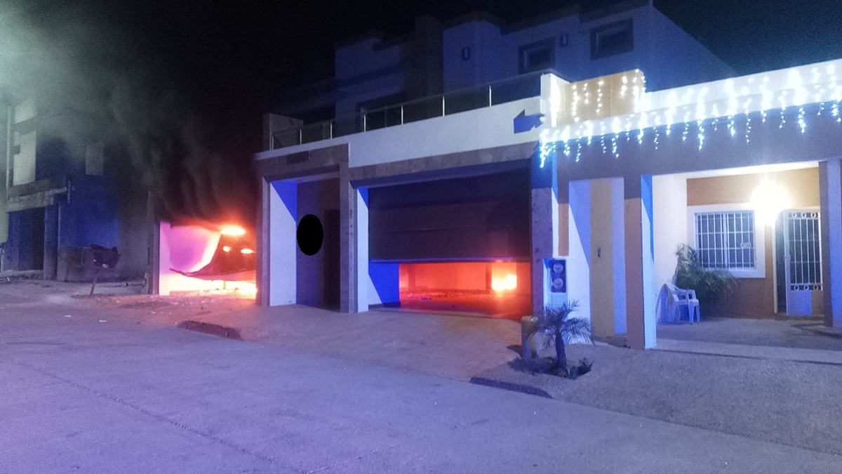 Reportan fuertes detonaciones y al menos un domicilio incendiado en el sector Villas del Real, en Culiacán