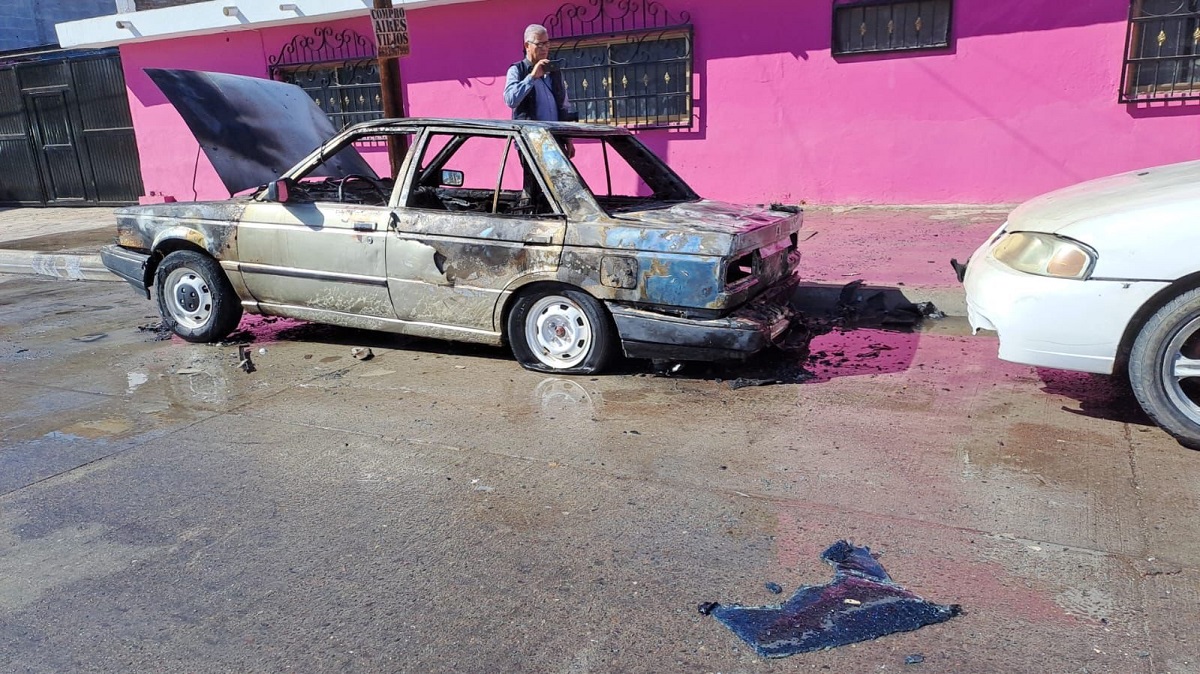 Incendio de vehículo en la colonia Anáhuac moviliza los cuerpos de auxilio de Ahome