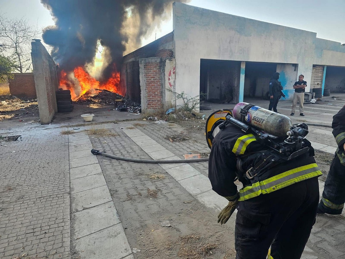 Se registra incendio de llantas y basura en bodega abandonada en Mazatlán