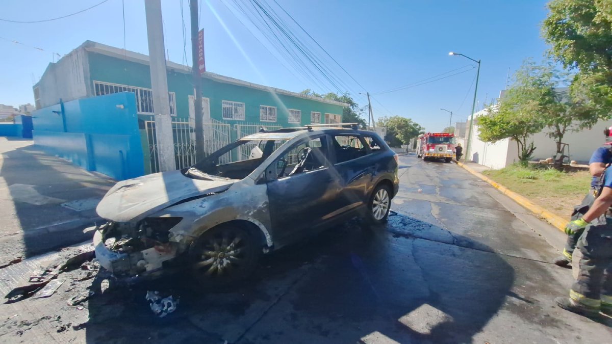 Se incendia camioneta y queda en pérdida total en Culiacán