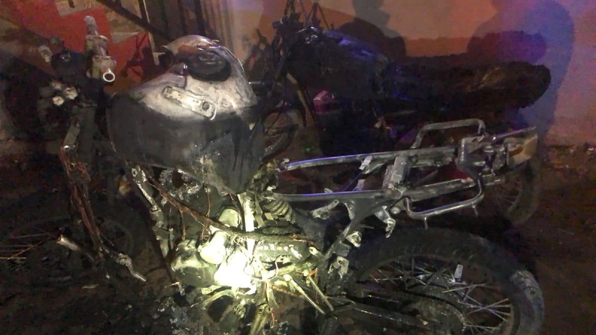 Incendio de motocicletas en el fraccionamiento Alborada moviliza a Bomberos Veteranos de Mazatlán