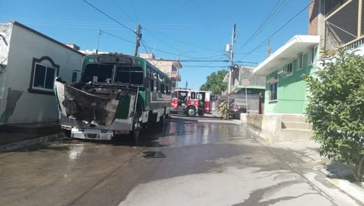 Cortocircuito genera incendio en camión de pasajeros en Villa Unión; Bomberos controlan la situación