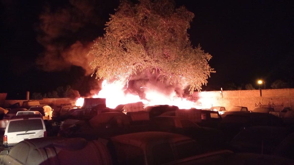 Incendio consume automóviles en corralón de Ladrilleras de Ocoro, Guasave