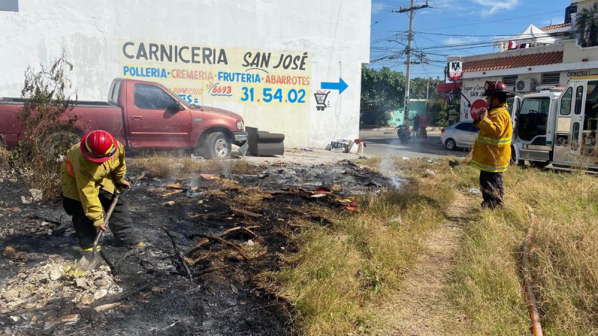 Moviliza a Bomberos incendio en terreno baldío en Mazatlán