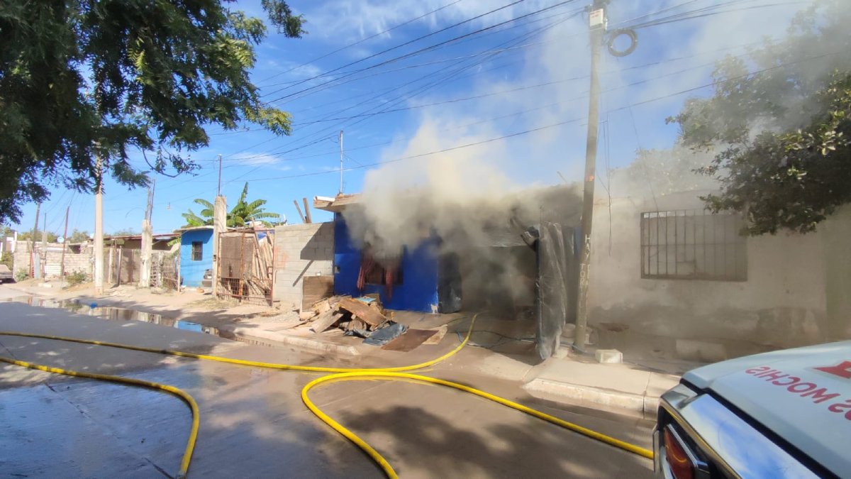 Se incendia vivienda en la colonia Siglo 21, al sur de Los Mochis