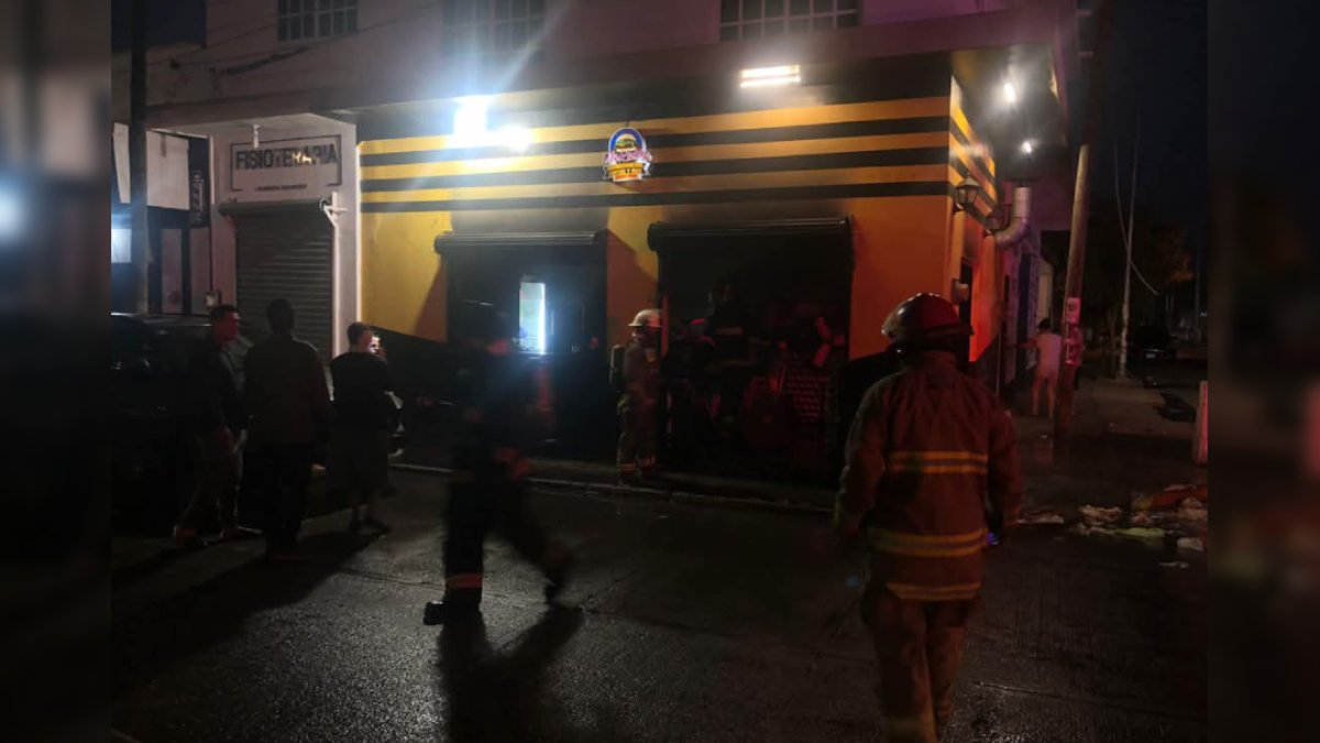 Incendio moviliza a cuerpos de emergencia en restaurante de Villa Unión, Mazatlán