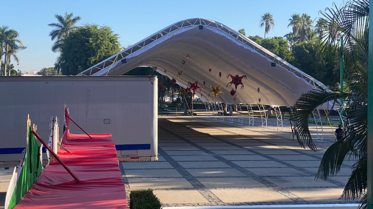 ¡Ya está en proceso! Comienza instalación de pista de hielo en Palacio de Gobierno en Culiacán