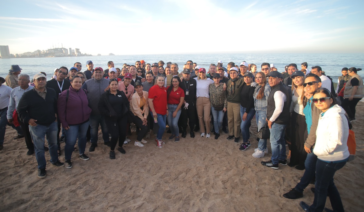 Estrella Palacios, funcionarios, escuelas y hoteles y ciudadanos se unen a una limpieza de playa por Mazatlán