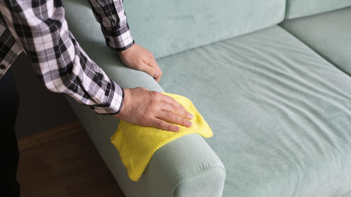 Hazlo tú mismo: Limpia a fondo y quita manchas de sillones de tela… previo a navidad