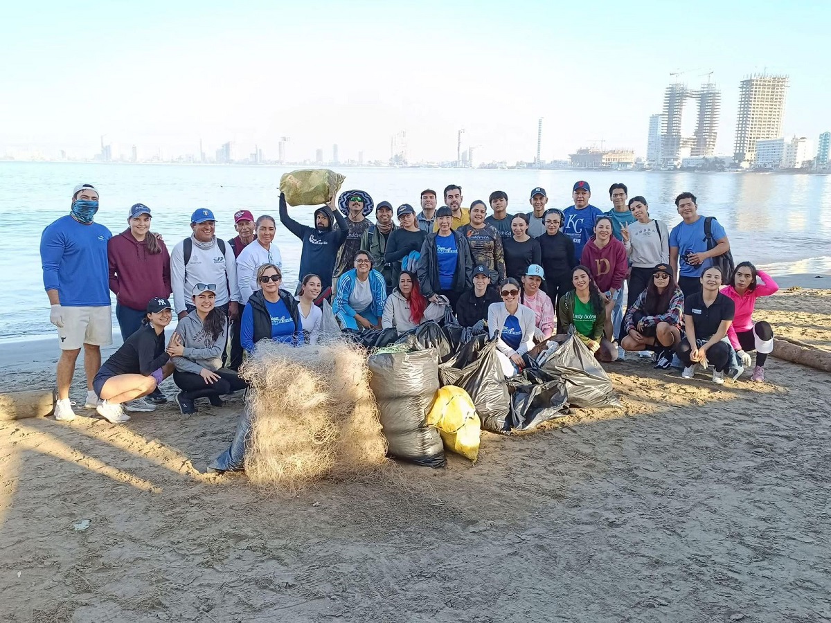 Mazatlán dice adiós al 2024 con limpieza tempranera en Playa Norte