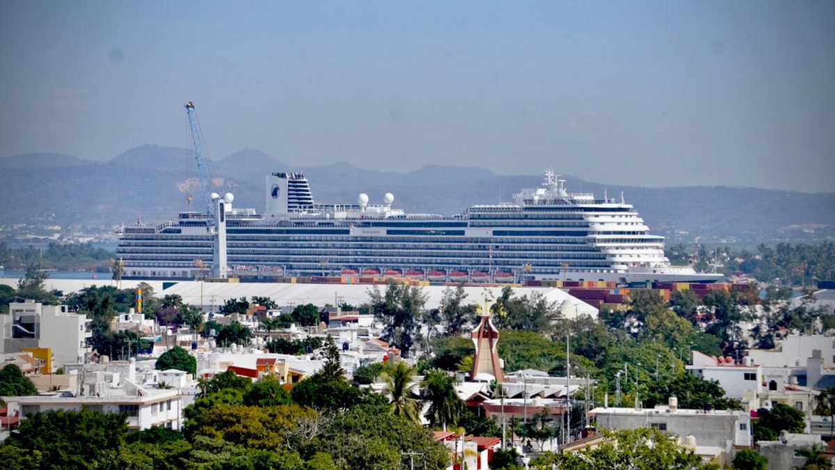 Llega el ‘Koningsdam’ a Mazatlán cargado de 2 mil 500 pasajeros