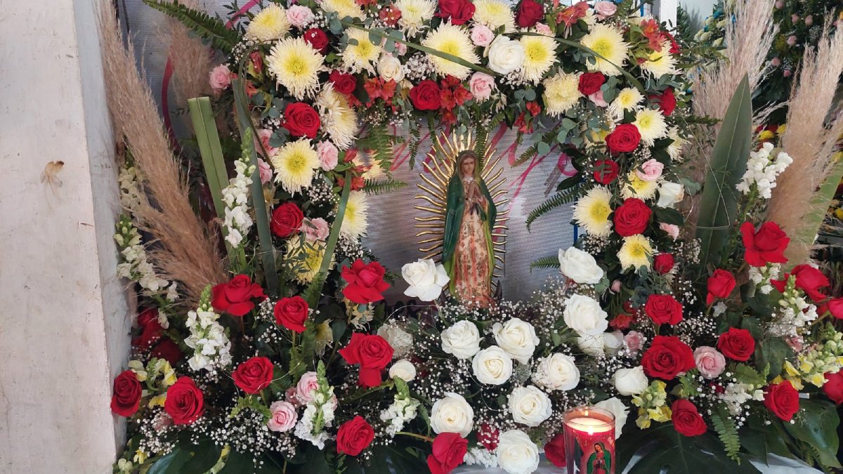 Clientes peregrinos incrementan venta de flores en el Santuario de Guadalupe en Los Mochis