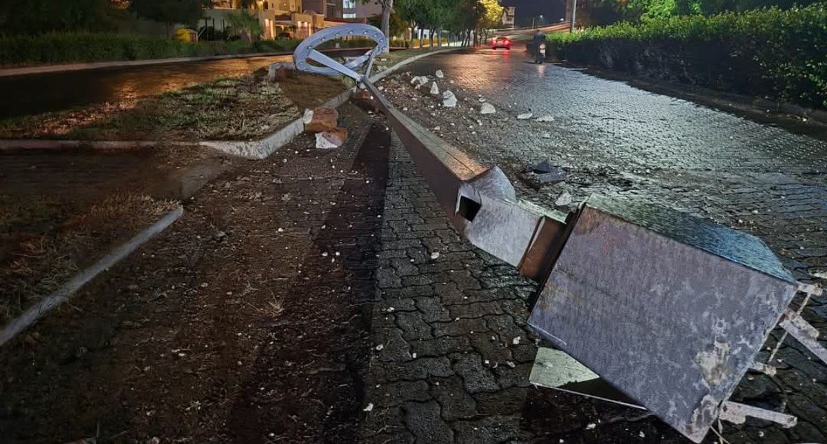 Hombre pierde el control de su automóvil y derriba alumbrado público en la Camarón Sábalo en Mazatlán