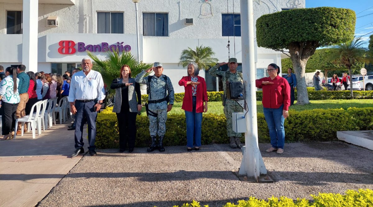Sedena y Ayuntamiento realizan el primer lunes cívico en Salvador Alvarado