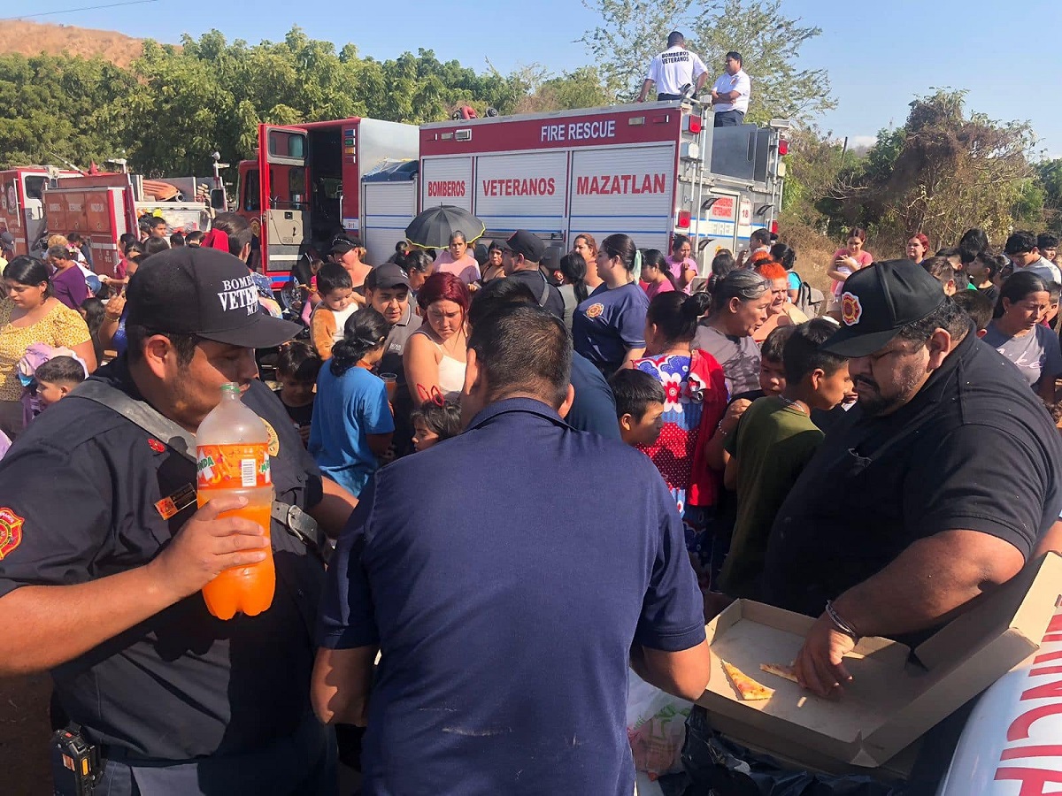 Anoche luchaban contra el fuego en un centro de rehabilitación, este viernes se visten de Santa’s en invasión de Mazatlán