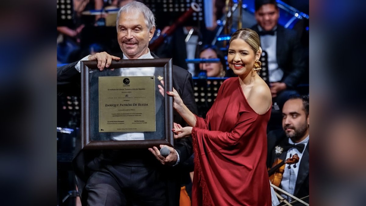 Mazatlán rinde homenaje al maestro Enrique Patrón De Rueda por sus 45 años de trayectoria