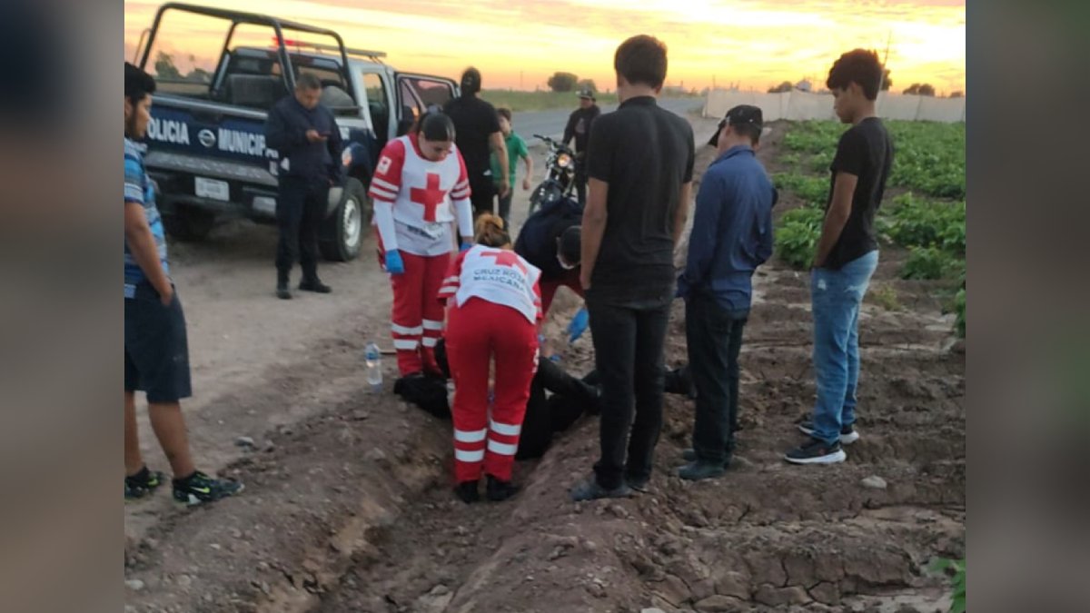 Pedro Luis, menor de edad, se lesiona al derrapar en su motocicleta, en Guasave
