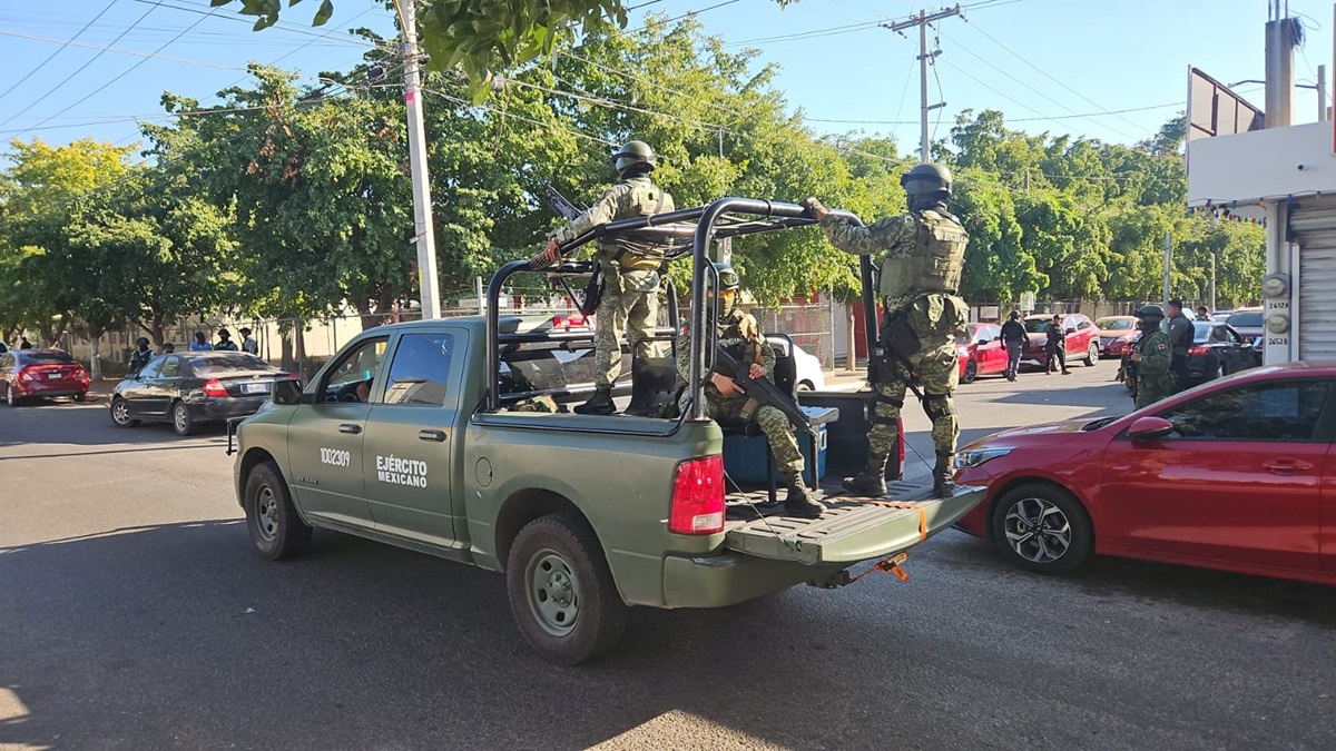 En San Ignacio, detienen a cinco hombres con arsenal y equipo táctico
