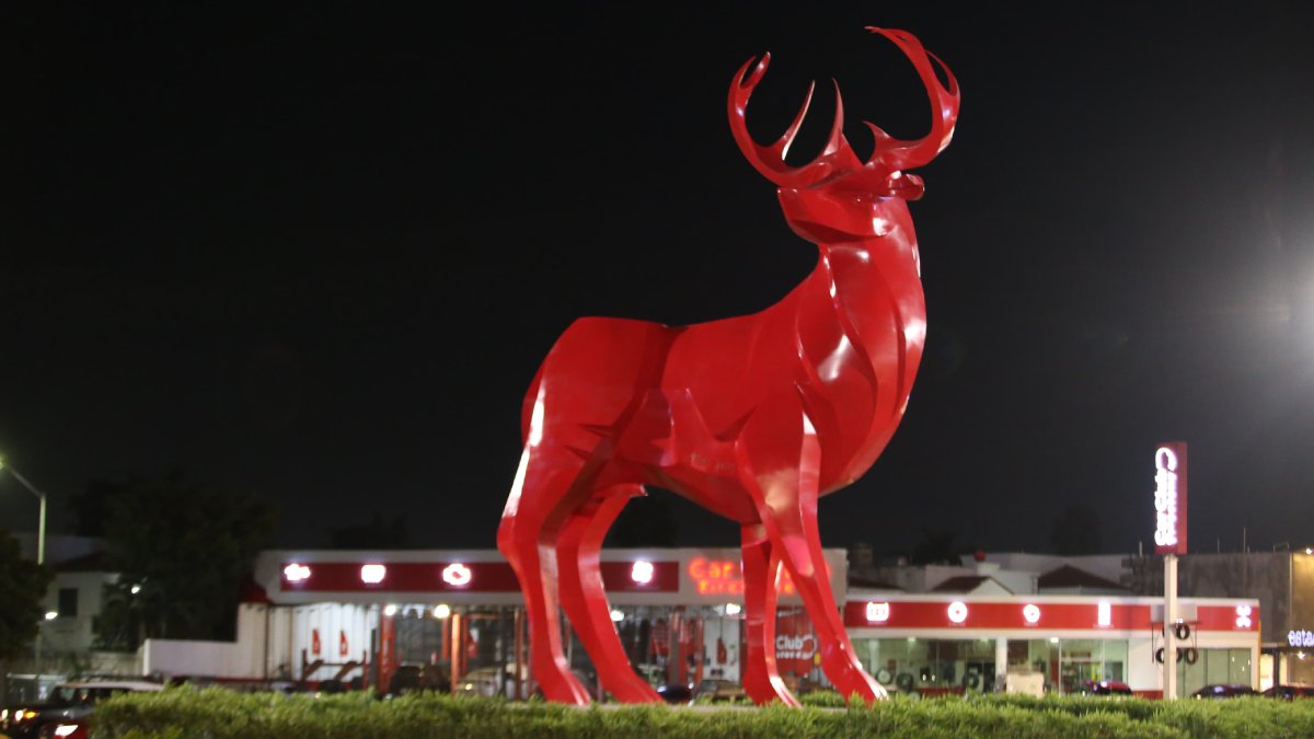 Celebra Mazatlán su identidad con encendido del monumento ‘El Gran Venado Rojo’