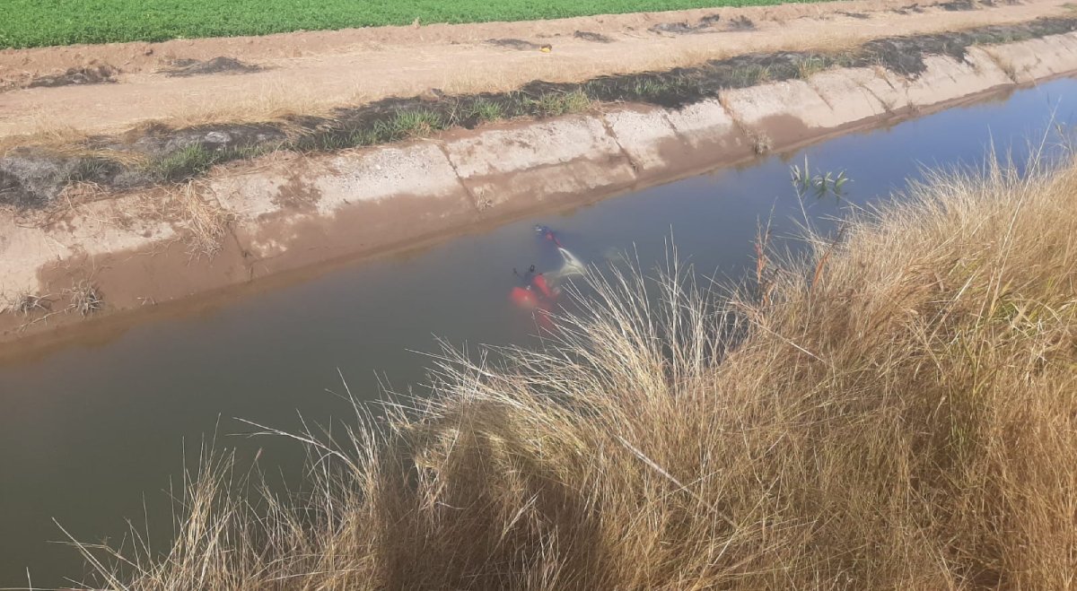 Viajaba en su moto por una carretera de Guasave; se ponchó y terminó en el interior de un canal
